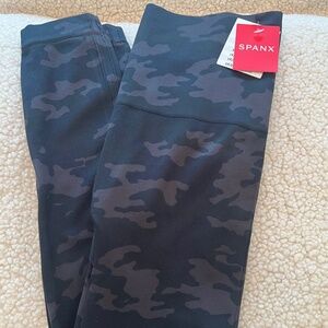 Brand NEW with Tags Spanx Black Camo Seamless Leggings in size (med)